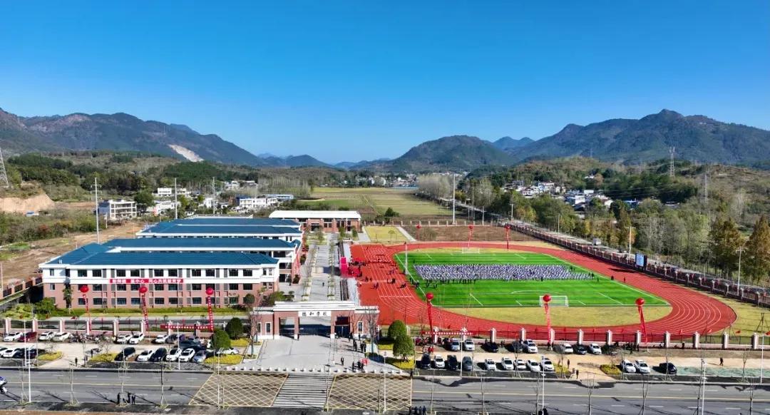 卓尔捐赠7500万建成德和学校 阎志表达深深的感恩之情