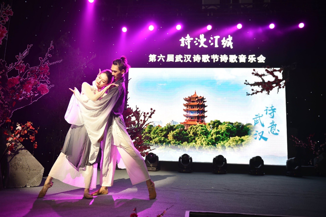 为城市的生机写下一份诗意证明 第六届武汉诗歌节晚会温暖举行