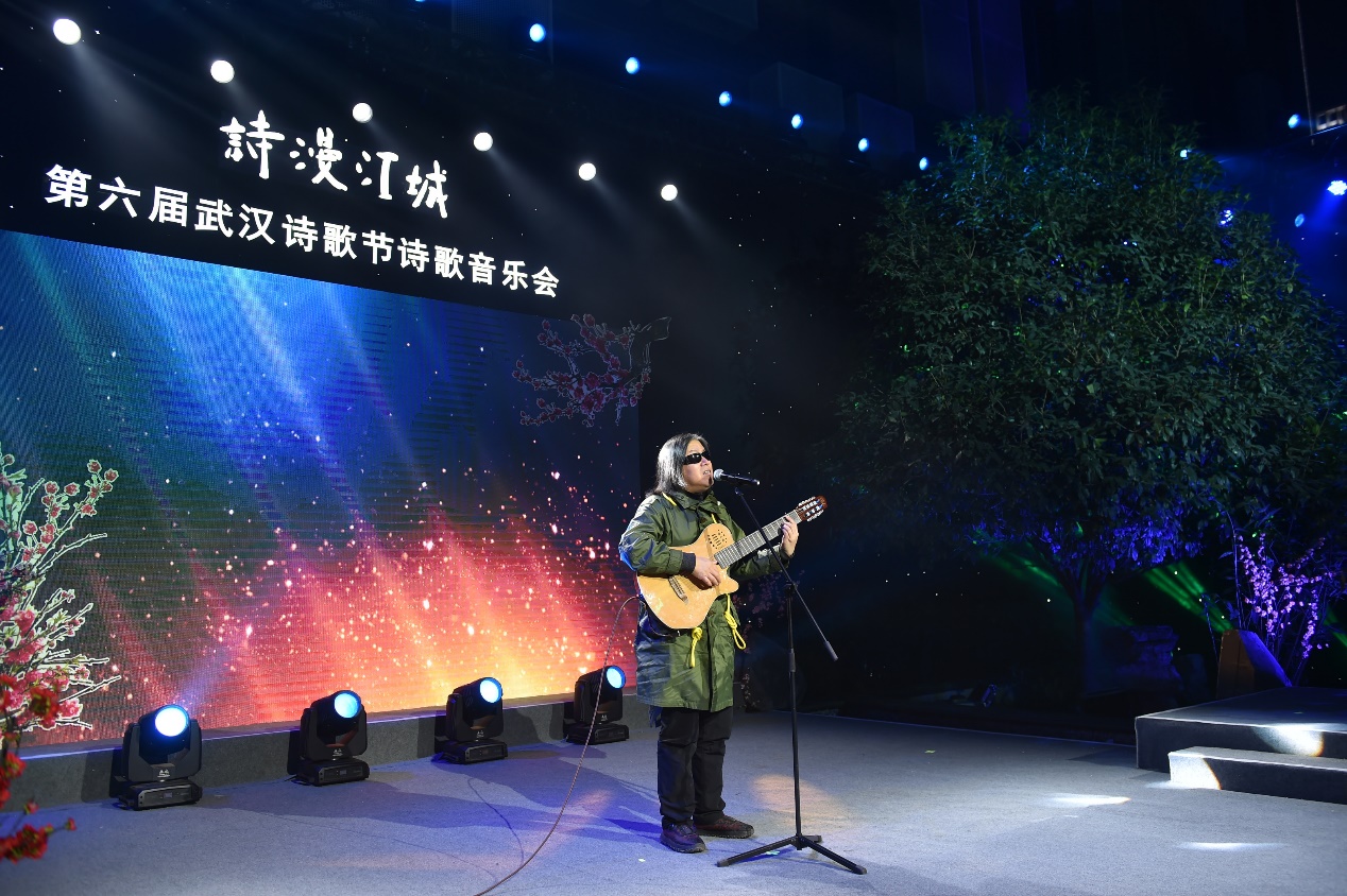 为城市的生机写下一份诗意证明 第六届武汉诗歌节晚会温暖举行